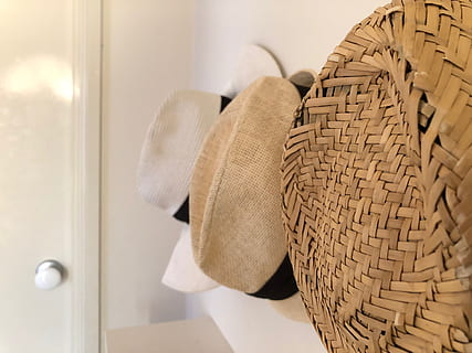 Hut, Hüte, drinnen, Korbweide, Korb, Kleidung, keine Leute, Fokus auf den Vordergrund, Wohnraum, Nahansicht, Stillleben, Muster, Tür, Eingang, Wohngebäude, Tag, Textil-, Beige, Container, Strohhut, 4K, CC0, gemeinfrei, lizenzfrei