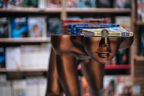 skinnende, forgyldt, Bitcoin, stående, skulptur, inde, bibliotek, hylde, detail, indendørs, butik, Bestil, offentliggørelse, fokus på forgrunden, bogreol, mennesker, valg, stor gruppe af objekter, handle ind, Kunst og håndværk, menneskelig repræsentation, variation, voksen, kreativitet, uddannelse, ung voksen, detailvisning, 5K, CC0, offentligt domæne, royaltyfrie