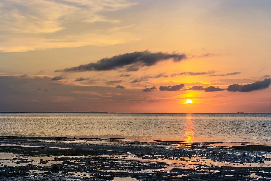 cos, aigua, posta de sol, platja, núvols, alba, la llum del dia, vespre, tarda, horitzó, paisatge, naturalesa, oceà, a l'aire lliure, reflexió, sorra, mar, paisatge marí, cel, estiu, sol, viatjar, bellesa a la natura, horitzó sobre l’aigua, escenics - natura, núvol - cel, color taronja, tranquil·litat, terra, escena tranquil·la, idíl·lic, llum solar, cap gent, 4K