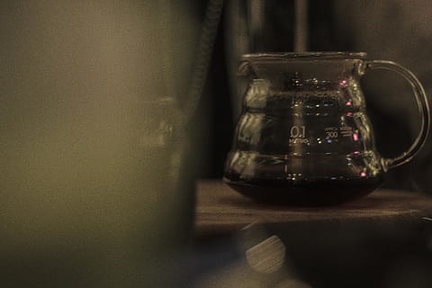 tarro, café, maceta, frijoles, vaso, interior, diseño, minimalismo, profundidad, negro, adentro, mesa, nadie, material de vidrio, de cerca, comida y bebida, enfoque selectivo, naturaleza muerta, beber, jarra - jarra, transparente, envase, refresco, té, solo objeto, material de madera, jarra, taza de te, tetera, vajilla, 5K, CC0, dominio público, libre de derechos