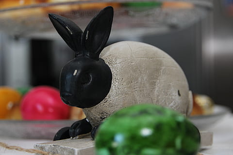 Ostern, Dekoration, Frühling, Ostereier, bunt, Feier, Osterfeier, Osternest, Osterei, Osterdekoration, Hase, Osterthema, keine Leute, Nahansicht, drinnen, Kunst und Handwerk, schwarze Farbe, Skulptur, Fokus auf den Vordergrund, Darstellung, Stillleben, Lebensmittel, Tierdarstellung, Tabelle, Kreativität, Statue, Kunst, Tier, 5K, CC0, gemeinfrei, lizenzfrei