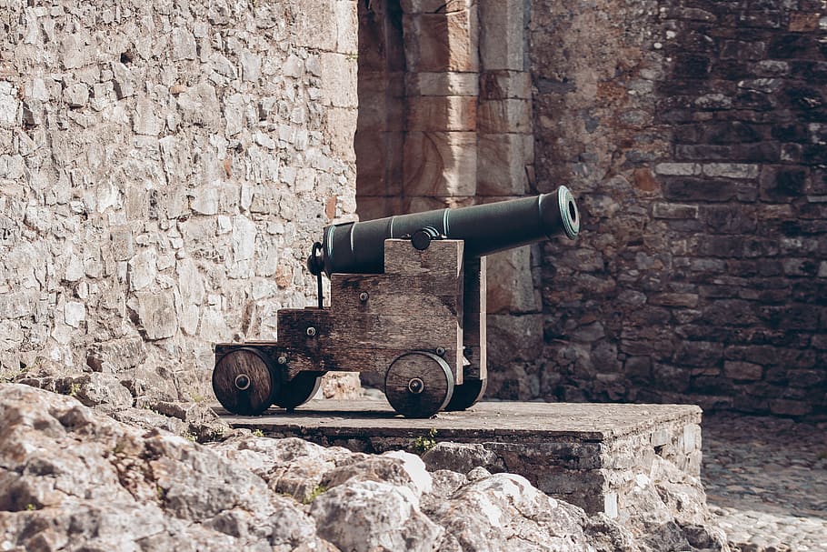 canó marró, canó, arma, armament, roda, màquina, militar, blindat, exèrcit, dipòsit, vehicle, transport, uniforme militar, morter, llosa, Camí, passarel·la, arqueologia, ruïnes, rock, paviment, paret, funció de construcció de parets, història, paret de pedra, el passat, arquitectura, maó, cap gent, paret de maó, estructura construïda, dia, vell, conflicte, exterior de l'edifici, lluita, a l'aire lliure, 5K