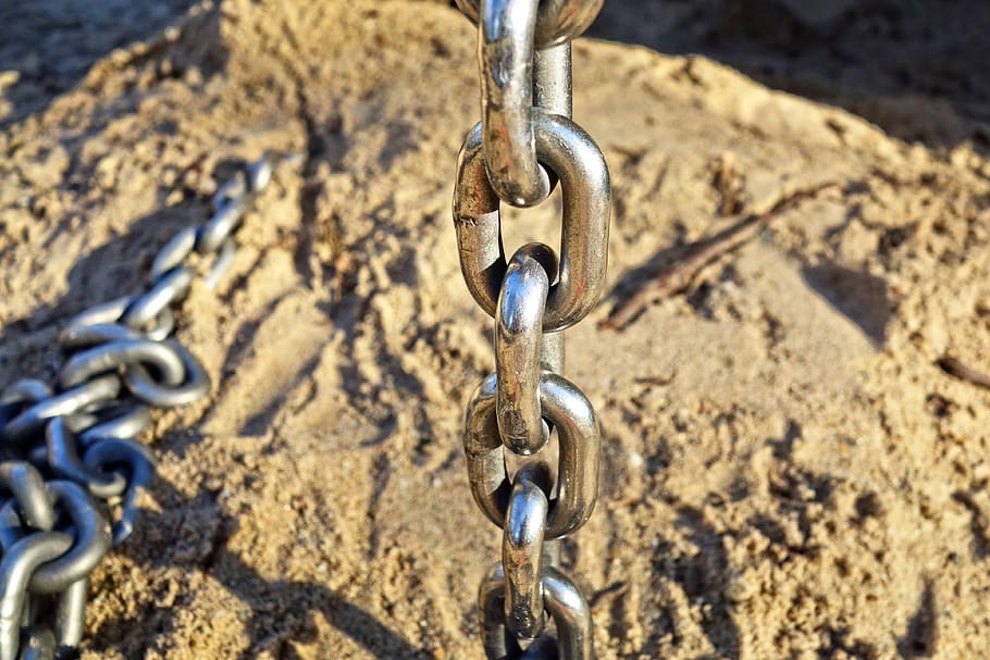 cadena, enllaçat, enllaç de cadena, connexió, metall, ferro, metàl·lic, arxiu adjunt, brillant, color plata, sorra, primer pla, força, dia, centrar-se en primer pla, cap gent, seguretat, llum solar, enfocament selectiu, a l'aire lliure, naturalesa, vista d’angle alt, sòlid, protecció, terra, ganxo, vell, 4K