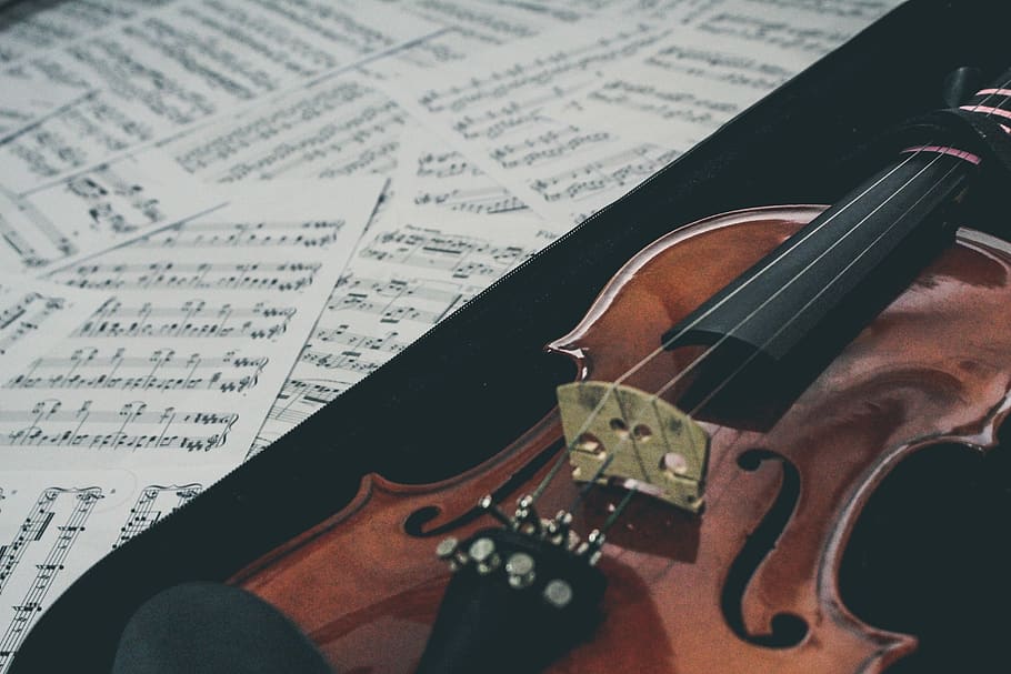 vintage, retro, cadena, trencat, músic, nota, full, harmonia, música, violí, paper, cultura i entreteniment artístic, vista d’angle alt, partitures, instrument musical, nota musical, natura morta, a l'interior, instrument de corda, comunicació, equipament musical, cap gent, publicació, arc - equipament musical, llibre, obert, primer pla, 5K
