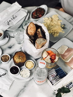pasti per la colazione, tavolo, bevanda, bottiglia, pane, brunch, cioccolato, caffè, tazza, delizioso, bere, conoscitore, cibo, da sopra, frutta, bicchiere, Salute, pasto, Pasticcino, piatto, ristorante, zucchero, tradizionale, cibo e bevande, freschezza, vista dall'alto, rinfresco, in casa, ciotola, scelta, variazione, pronto a mangiare, attrezzature domestiche, mangiare sano, contenitore, natura morta, prima colazione, 4K, CC0, dominio pubblico, privo di copyright