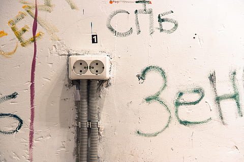 Wand, Auslauf, Steckdose, Stecker, Farbe, Hintergrund, alt, betrübt, bunt, Graffitiwall, Rau, unordentlich, Farbspritzer, grunge, texturiert, spb, Wandbau - Funktion, Kommunikation, Graffiti, Text, keine Leute, gebaute Struktur, die Architektur, Elektrizität, Tag, Nummer, Verbindung, Nahansicht, westliche Schrift, Kunst und Handwerk, Kreativität, Sprühfarbe, Straßenkunst, Zeichen, weiße Farbe, Netzteil, 2K, CC0, gemeinfrei, lizenzfrei