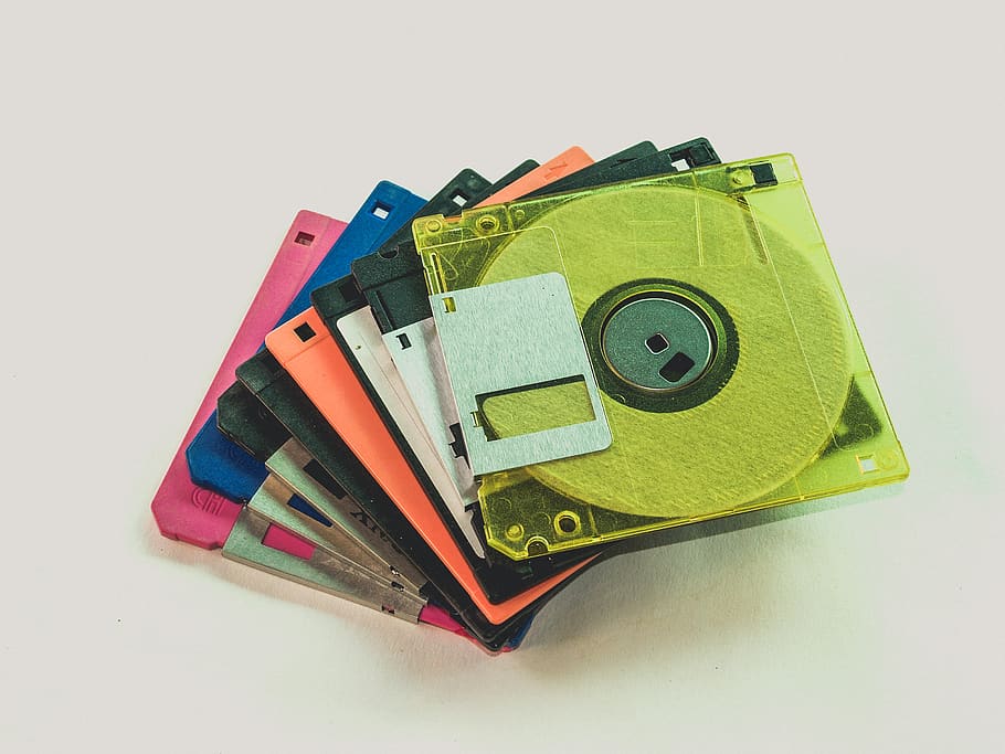 disquet, lot de disc, blanc, superfície, fons, negre, cas, primer pla, colors, disc compacte, disc, a l'interior, objecte, plàstic, tecnologia, tir de l'estudi, fons blanc, natura morta, tallar, cap gent, multicolor, cultura i entreteniment artístic, música, obsoleta, grup d'objectes, còpia espai, color verd, equipament, vista d’angle alt, educació, història, 2K