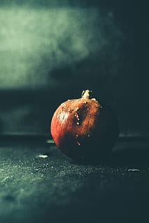 rød runde frugt, plante, mad, frugt, fremstille, æble, granatæble, grøntsag, konfekture, søde sager, korn, astronomi, frø, træ, skræl, plads, univers, ydre rum, guld, græskar, bikage, mad og drikke, sund kost, velvære, friskhed, stilleben, tæt på, selektiv fokusering, ingen mennesker, bord, indendørs, enkelt objekt, rød, fokus på forgrunden, dag, moden, natur, 5K, CC0, offentligt domæne, royaltyfrie