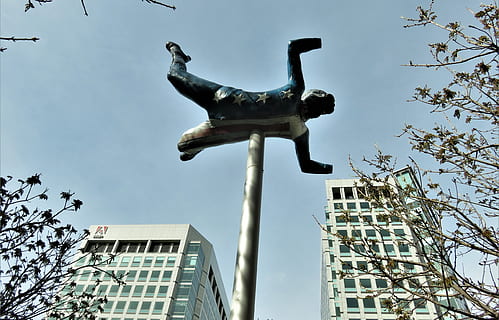 sky dykke, lav vinkel visning, himmel, træ, ingen mennesker, natur, arkitektur, plante, bygget struktur, bygning udvendig, dag, skulptur, repræsentation, by, Kunst og håndværk, statue, kontorbygning udvendig, høj - høj, udendørs, skyfri himmel, menneskelig repræsentation, moderne, skyskraber, 5K, CC0, offentligt domæne, royaltyfrie