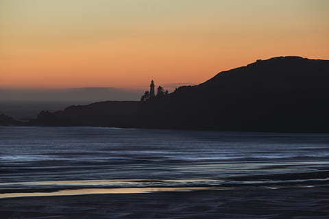 tramonto, costa, faro, sera, crepuscolo, panoramico, paesaggio marino, riva, acqua, architettura, mare, sicurezza, protezione, viaggio, nautico, oceano, marino, navigazione, colorato, marittimo, cielo, colore arancione, bellezza nella natura, scenics - natura, silhouette, lungomare, idilliaco, natura, spiaggia, la tranquillità, persone reali, scena tranquilla, terra, scena non urbana, persone, uomini, all'aperto, 2K, CC0, dominio pubblico, privo di copyright