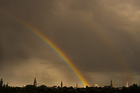 Regenbogen, Himmel, Wolken, dunkel, Sturm, Horizont, grau, wolke - himmel, Schönheit in der Natur, Szenen - Natur, die Architektur, mehrfarbig, Natur, doppelter Regenbogen, keine Leute, idyllisch, Stadt, Gebäudehülle, gebaute Struktur, ruhige Szene, Ruhe, Landschaft, draußen, Sonnenuntergang, 4K, CC0, gemeinfrei, lizenzfrei