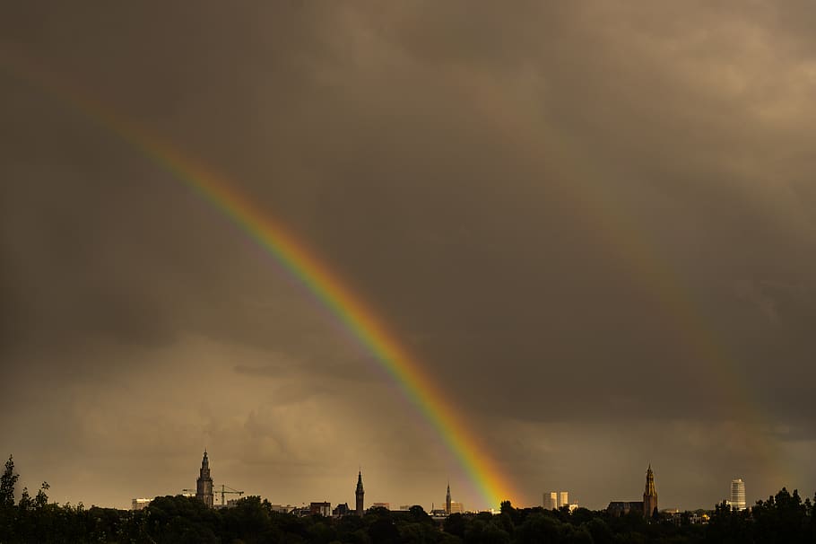 arc de Sant Martí, cel, núvols, fosc, tempesta, horitzó, gris, núvol - cel, bellesa a la natura, escenics - natura, arquitectura, multicolor, naturalesa, doble arc de Sant Martí, cap gent, idíl·lic, ciutat, exterior de l'edifici, estructura construïda, escena tranquil·la, tranquil·litat, paisatge, a l'aire lliure, posta de sol, 4K