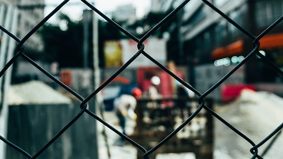sort, kæde link hegn, sløring, bygning, tæt på, Opret forbindelse, konstruktion, hegn, gitter, industri, mennesker, stål, tråd, chainlink hegn, beskyttelse, grænse, sikkerhed, barriere, fokus på forgrunden, metal, dag, arkitektur, trådnet, udendørs, sport, by, fuld ramme, herrer, tilfældige mennesker, kryds og tværs, 5K, CC0, offentligt domæne, royaltyfrie