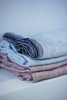 verschiedene Textilien, keine Leute, Nahansicht, drinnen, Stillleben, selektiver Fokus, Studioaufnahme, Muster, Veröffentlichung, Finanzen, grau, Stapel, einzelnes Objekt, gefaltet, Fokus auf den Vordergrund, Geschäft, Buch, Glauben, Religion, Währung, grauer Hintergrund, 5K, CC0, gemeinfrei, lizenzfrei