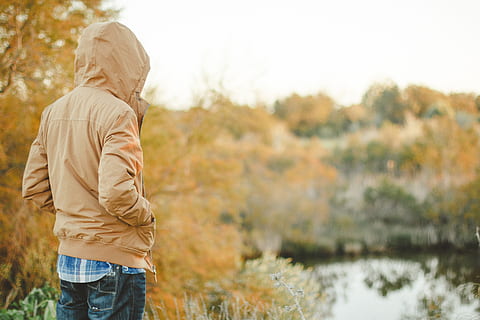 selettivo, fotografia a fuoco, persona, in piedi, di fronte, corpo, acqua, freddo, tipo, giacca, una persona, autunno, natura, adulto, uomini, abbigliamento casual, albero, pianta, capi di abbigliamento, attività di svago, giorno, stili di vita, retrovisore, maschi, tre quarti, analizzare, cercare, guardare, vestiti caldi, inverno, all'aperto, 5K, CC0, dominio pubblico, privo di copyright