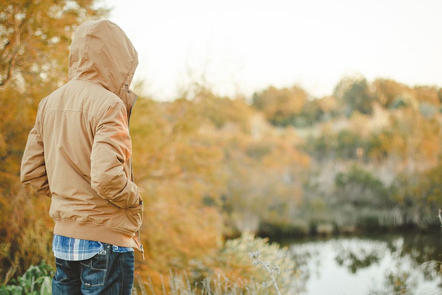 selettivo, fotografia a fuoco, persona, in piedi, di fronte, corpo, acqua, freddo, tipo, giacca, una persona, autunno, natura, adulto, uomini, abbigliamento casual, albero, pianta, capi di abbigliamento, attività di svago, giorno, stili di vita, retrovisore, maschi, tre quarti, analizzare, cercare, guardare, vestiti caldi, inverno, all'aperto, 5K