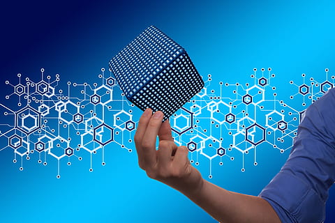 réseau, Terre, chaîne de bloc, cube, globe, numérisation, la communication, à l'échelle mondiale, main, Arrêtez, Sécurité, lien, global, La technologie, numérique, main humaine, bleu, partie du corps humain, prise de vue en studio, en portant, éducation, science, une personne, recherche, l'Internet, Les données, à l'intérieur, fond bleu, réseau informatique, molécule, contemplation, cyberespace, composite numérique, communications globales, complexité, 5K, CC0, domaine public, libre de droits
