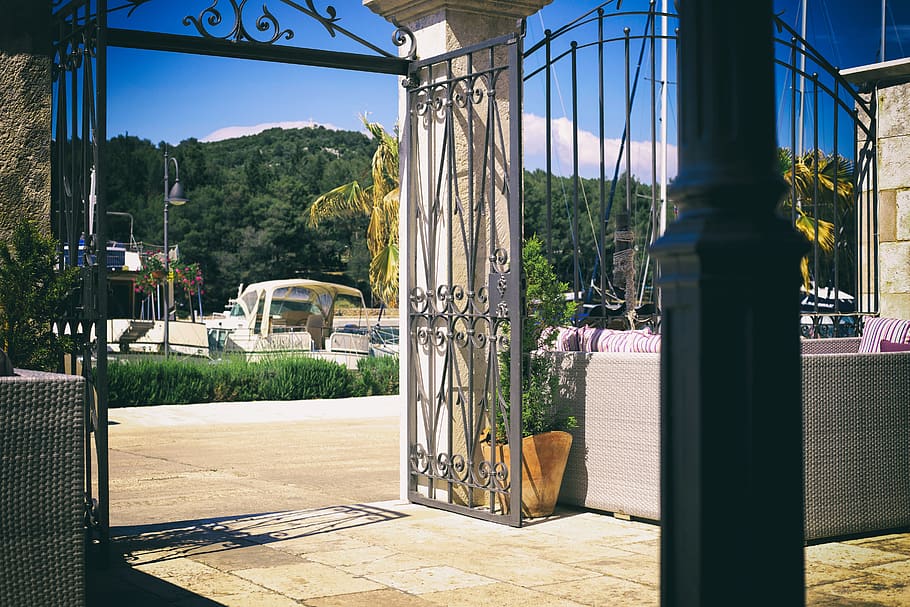 Hvar, วันหยุด, สถาปัตยกรรม, โครงสร้างที่สร้างขึ้น, แสงแดด, ต้นไม้, ธรรมชาติ, ไม่มีคน, วัน, ปลูก, คอลัมน์สถาปัตยกรรม, ท้องฟ้า, ภายนอกอาคาร, ทางเข้า, กลางแจ้ง, เงา, น้ำ, แก้ว - วัสดุ, แดดจัด, ขาด, อาคาร, หรูหรา, สระว่ายน้ำ, 5K
