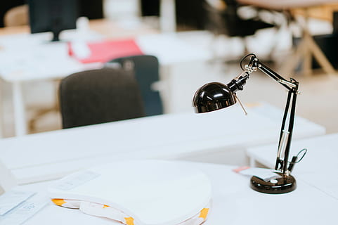 grå, studere lampe, bord, fokus på forgrunden, indendørs, ingen mennesker, forretning, tæt på, restaurant, papir, mad og drikke, stilleben, selektiv fokusering, kreativitet, møbel, kontor, husholdningsudstyr, drikke, offentliggørelse, forfriskning, Bestil, belysningsudstyr, elektrisk lampe, luksus, 5K, CC0, offentligt domæne, royaltyfrie