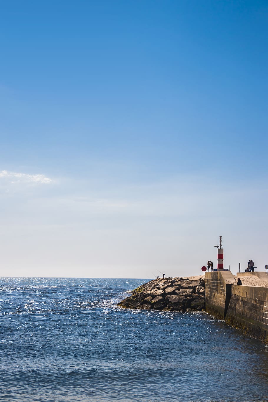 vln, havaroval, mořské zdi, architektura, mraky, scéna s oblaky, pobřeží, denní světlo, horizont, krajina, maják, Příroda, oceán, venku, skály, scénický, moře, přímořská krajina, nebe, kameny, voda, horizont nad vodou, scenics - příroda, krása v přírodě, skupina lidí, pláž, skutečných lidí, přistát, modrý, stavba, den, nábřeží, exteriér budovy, náhodné osoby, 5K