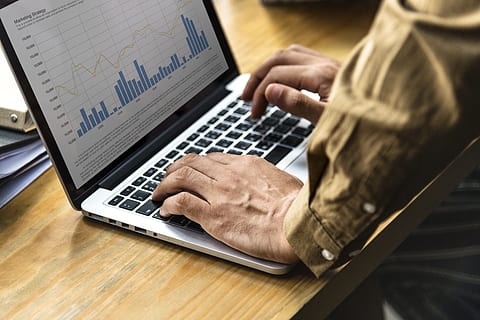 digitando, macbook, analisi, grafici, commercio, connessione, dati, scrivania, dispositivo, digitale, File, grafico, informazione, il computer portatile, moderno, Rete, ufficio, pianificazione, schermo, avviare, statistica, tecnologia, senza fili, lavoro, posto di lavoro, computer, tecnologia wireless, comunicazione, attività commerciale, mano umana, usando il portatile, tavolo, Business aziendale, una persona, mobilia, uomo d'affari, parte del corpo umano, mano, adulto, uomini, finanza, analizzando, 4K
