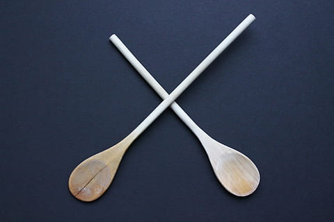 cucinando, creativo, attraversare, backround, sfondo, la minestra, cucchiai di legno, cucina, disposizione, girato in studio, in casa, utensile da cucina, nessuno, cucchiaio, grigio, attrezzature domestiche, avvicinamento, legno - materiale, gruppo di oggetti, forma, sfondo nero, singolo oggetto, sfondo colorato, direttamente sopra, cucchiaio di legno, sfondo grigio, due oggetti, sfondo blu, 4K, CC0, dominio pubblico, privo di copyright