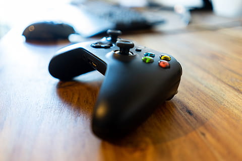 controlor, x-box, consolă, Control, gamepad, calculator, distracţie, echipament, jocuri, Joaca, Electronică, joystick, tehnologie, divertisment, mass-media, masa, selectiv, a închide, lemn - material, în interior, arta culturii și divertismentului, nici o persoana, natură moartă, jucărie, Activitatea de agrement, relaxare, alegere, pardoseală, jocuri de agrement, lemn, telecomandă, vedere în unghi mare, zaruri, 5K, CC0, domeniu public, fără drepturi de autor