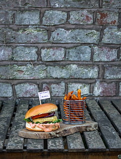 Fleischburger, Lebensmittel, Burger, Brot, Brötchen, Schiefer, Getränk, Limonade, Hotdog, Fritten, Essen, Feinkost, Geschäft, Süßkartoffel, produzieren, Pflanze, Gemüse, Reifen, Pfad, Essen und Trinken, Fast Food, Backstein, Sandwich, Wand, keine Leute, Ziegelwand, Fleisch, Wandbau - Funktion, ungesunde Ernährung, Tag, fertig für den Verzehr, Frische, Snack, Käse, Container, Hamburger, 4K, CC0, gemeinfrei, lizenzfrei