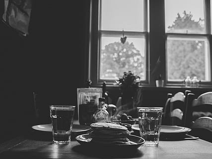 śniadanie na stole, czarny i biały, śniadanie, krzesła, współczesny, jadalnia, drink, jeść, jedzenie, meble, szkło, skala szarości, Dom, wewnątrz, projektowanie wnętrz, naleśniki, restauracja, sala, siedzenie, stół, ustawienie stołu, zastawa stołowa, okno, drewniany, jedzenie i picie, szklanka, wyposażenie domu, odświeżenie, świeżość, przezroczysty, płyta, szkło - materiał, dzień, biznes, martwa natura, alkohol, żadnych ludzi, oprawa, 2K, CC0, domena publiczna, darmowe zdjęcia