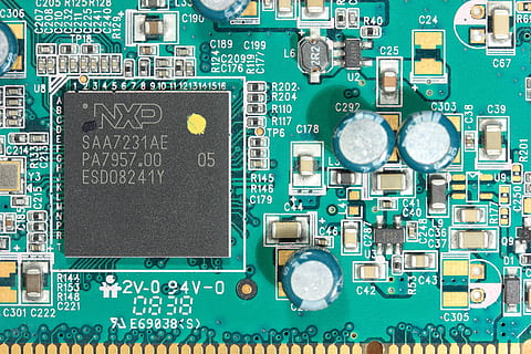 CPU, La technologie, ordinateur, semi-conducteur, Les données, pcb, condensateur, résistance, circuit, électronique, carte, composant, condenseur, transistor, la résistance, lien, puce, silicium, puce informatique, Industrie électronique, circuit imprimé, industrie, équipement informatique, équipement, carte mère, personne, complexité, couleur verte, fermer, plein cadre, à l'intérieur, arrière-plans, science, partie informatique, innovation, équipement électrique, communications globales, composant électrique, 5K, CC0, domaine public, libre de droits