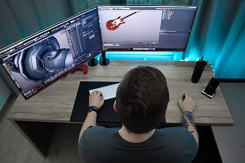 Mann, Sitzung, mit, Computer, Technologie, Rückansicht, eine Person, echte Menschen, Tabelle, drinnen, kabellose Technologie, Männer, Verbindung, Kommunikation, Erwachsene, Computerbildschirm, High Angle View, Computerausrüstung, Möbel, Bildschirm, 5K, CC0, gemeinfrei, lizenzfrei