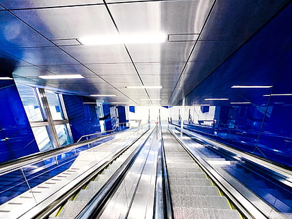 gri yürüyen merdiven, tırabzan, düsseldorf, berliner allee 16, Almanya, Desen, terminal, havalimanı, koridor, kentsel, metro, mavi, yürüyen merdiven, bina, aydınlatma, taşımacılık, araç, tren, Havaalanı terminali, içeriye, mimari, modern, teknoloji, yön, aydınlatılmış, hareketli geçit, ileriye giden yol, Kolaylık, yapılı yapı, korkuluk, seyahat, bağ, fütüristik, aydınlatma ekipmanı, insansız, hareket, azalan perspektif, tavan, 4K, CC0, kamu malı, telif ücretsiz