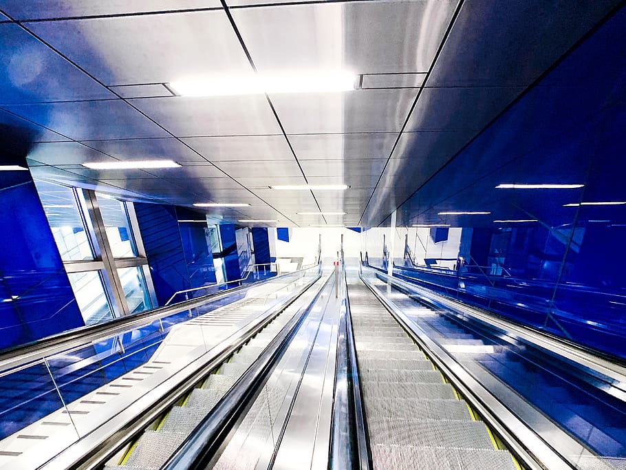 scala mobile grigia, corrimano, ringhiera, Düsseldorf, berliner allee 16, Germania, modello, terminale, aeroporto, corridoio, urbano, metropolitana, blu, scala mobile, costruzione, illuminazione, mezzi di trasporto, veicolo, treno, terminal dell'aeroporto, in casa, architettura, moderno, tecnologia, direzione, illuminato, passerella mobile, la strada davanti, convenienza, struttura costruita, viaggio, connessione, futuristico, attrezzatura per l'illuminazione, nessuno, movimento, prospettiva decrescente, soffitto, 4K