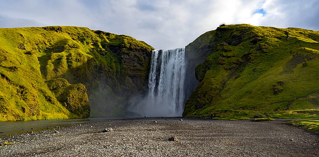 Islande, eau, cascade, paysages - nature, environnement, terre, nuage - ciel, beauté dans la nature, la nature, mouvement, Roche, Destinations de voyage, longue exposition, ciel, rock - objet, paysage, scène non urbaine, Voyage, falaise, personne, pouvoir dans la nature, en plein air, eau qui coule, nettoyer, pureté, écoulement, petit groupe de personnes, 5K, CC0, domaine public, libre de droits