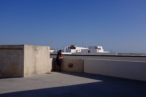 España, solo, blanco, cielo limpio, cielo, azul, copia espacio, luz del sol, naturaleza, arquitectura, exterior del edificio, estructura construida, día, sombra, terraza del edificio, nadie, al aire libre, soleado, pared, pared - característica de la construcción, edificio, el color blanco, pared circundante, 720P, CC0, dominio público, libre de derechos