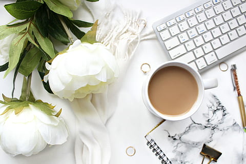vit skrivbord, teknologi, kaffe, dator, blommor, tech, kopp, mat och dryck, råna, dryck, inomhus, studio skott, tangentbord, direkt ovanför, varm dryck, blomma, inget folk, dator tangentbord, kommunikation, te - varm dryck, datorutrustning, förfriskning, te, te kopp, porslin, 2K, CC0, offentligt domän, royaltyfria