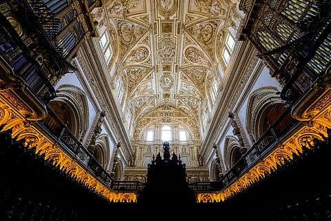 edificio in cemento marrone, costruzione, interno, architettura, soffitto, oro, simmetria, centro, alzando lo sguardo, Chiesa, posto famoso, religione, Cattedrale, in casa, storia, spiritualità, cristianesimo, culture, Europa, color oro, struttura costruita, cupola, cattolicesimo, viaggio, all'interno di, vecchio, destinazioni di viaggio, antico, turismo, arte, decorazione, 5K, CC0, dominio pubblico, privo di copyright