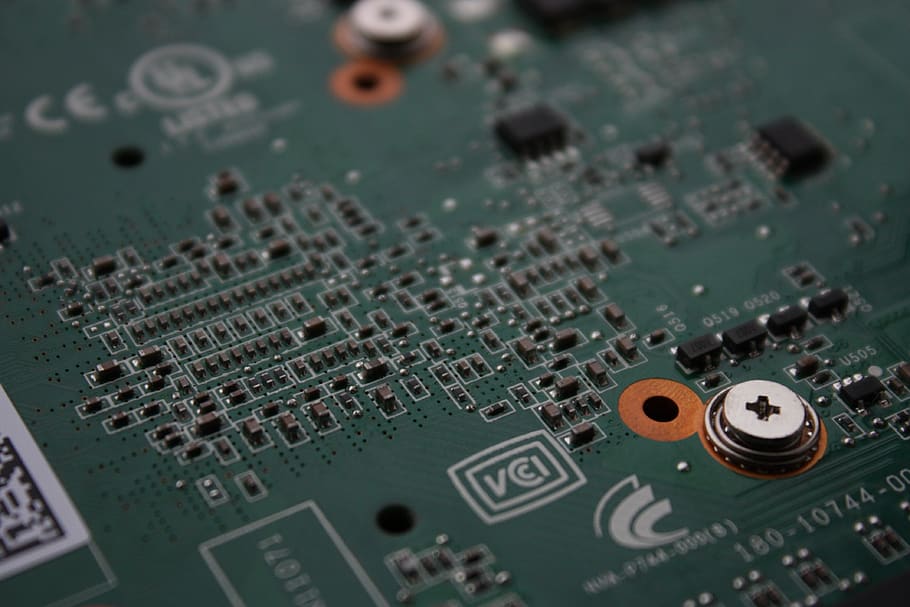 targeta de circuit verd, xip, circuit, targeta de circuits, components, condensador, connexió, electrònica, microprocessador, placa base, semiconductor, silici, sistema, tecnologia, transistor, xip d’ordinador, indústria electrònica, equipament, equips informàtics, color verd, indústria, primer pla, cap gent, part de l’ordinador, complexitat, marc complet, ordinador, comunicació, a l'interior, fons, vista d’angle alt, equipament elèctric, component elèctric, barreja, 4K