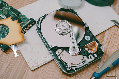 lecteur optique, CD, puce, disque, électronique, images de redevances, vue grand angle, équipement, à l'intérieur, table, outil de travail, personne, bois - matériau, fermer, La technologie, nature morte, directement au-dessus, art et Artisanat, précision, fait par l'homme, outil à main, outil, instrument de mesure, la musique, objet fabriqué par l'homme, industrie, couleur argentée, 5K, CC0, domaine public, libre de droits