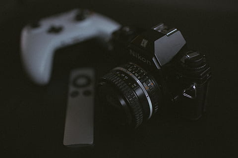 aparat foto, Electronică, camera digitala, xbox, Apple TV, cameră video, obiectivul camerei, capacul obiectivului, curea, adaptor, casetofon, poster, publicitate, colaj, deget, gladiole, inflori, plantă, floare, obturator, aparat de fotografiat - echipament fotografic, fotografii tematice, tehnologie, a închide, echipament fotografic, nici o persoana, în interior, obiectiv - instrument optic, stil retro, natură moartă, studio shot, Slr camera, echipament, culoare neagră, un singur obiect, analog, vedere în unghi mare, camera video de acasă, 5K, CC0, domeniu public, fără drepturi de autor