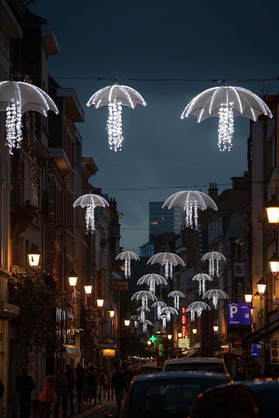 paraigües blanques flotants, exterior de l'edifici, arquitectura, estructura construïda, ciutat, il·luminat, nit, edifici, cotxe, automòbil, cel, carrer, naturalesa, a l'aire lliure, transport, barri residencial, moviment, manera de transport, equips d’il·luminació, persones incidentals, destinacions de viatge, 5K