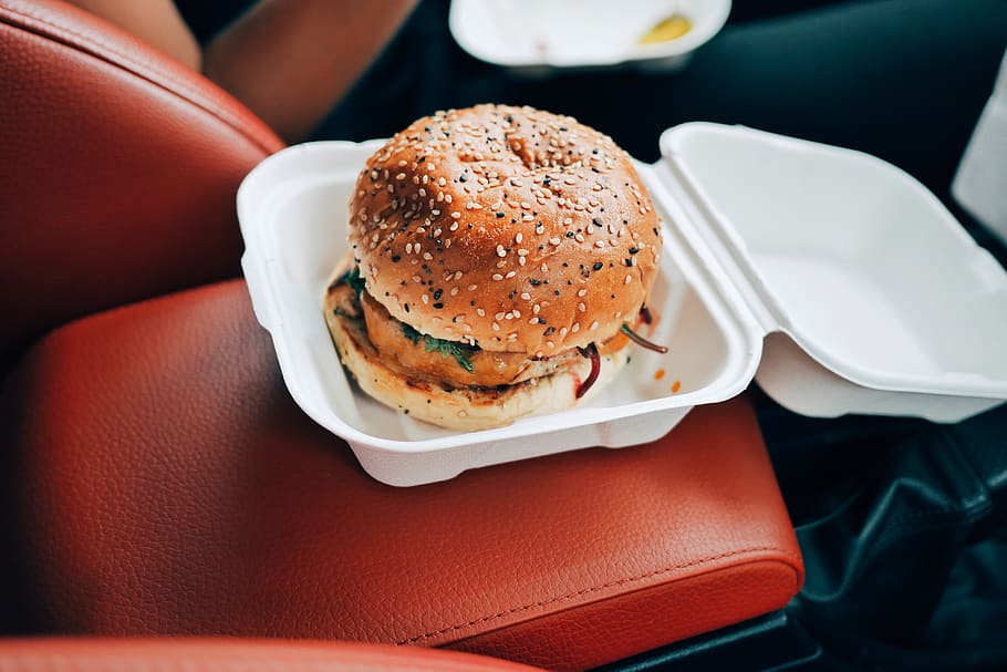hamburger, uvnitř, nádoba z polystyrenu, Fast Food, sendvič, nezdravé stravování, jídlo, jídlo a pití, připraven jíst, detail, zaměřit se na popředí, svěžest, jedna osoba, sedící, chléb, část lidského těla, semínko, deska, stůl, interiér vozidla, vyndat jídlo, Svačina, 2K