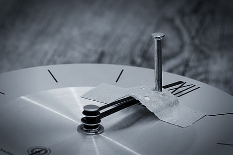 hora, reloj, puntero, la cara del reloj, transitoriedad, años, detener, uña, cinta, pegamento, mantener, agárrate fuerte, destruir, reparar, kaput, defecto, adentro, de cerca, mesa, nadie, bolígrafo, naturaleza muerta, enfoque selectivo, exactitud, equipo, vista de alto ángulo, suministros médicos, instrumento de escritura, fecha tope, Equipo medico, metal, papel, centrarse en primer plano, salud y medicina, minutero, 5K, CC0, dominio público, libre de derechos