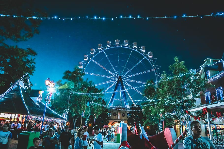 bâlci, roată, noapte, parc de distractii, activități de agrement, ferris roată, persoană, paradă, uman, mulţimea, albastru, oraș, urban, clădire, iluminat, festival, pod, Boardwalk, cult, arhitectură, templu, creștere înaltă, parc de distracții, arta culturii și divertismentului, grup de oameni, grup mare de oameni, oameni adevărați, Activitatea de agrement, cer, bărbați, femei, bucurie, construită, copac, distracţie, fairground, 2K