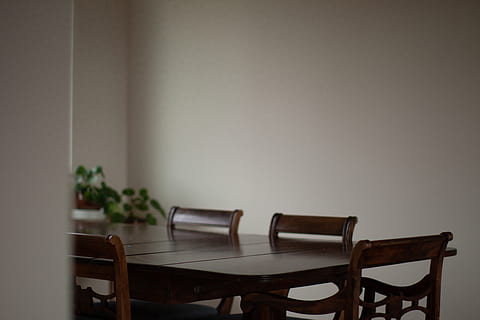 boş, siyah, ahşap, yemek, set, mobilya, sandalye, oda, içeriye, masaüstü, yemek odası, yemek masası, tablo, iç dizayn, döşeme, konferans odası, toplantı odası, parke, kontrplâk, bitki, oturma odası, ev dekoru, kanepe, büfe, oturma yeri, insansız, ahşap malzeme, yokluk, kopya alanı, duvar inşa özelliği, kahverengi, doğa, ev içi, iş, natürmort, gün, seçici odak, 4K, CC0, kamu malı, telif ücretsiz