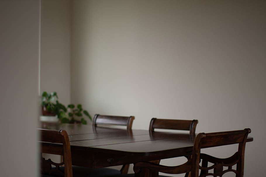 buit, negre, fusta, menjar, conjunt, mobles, cadira, habitació, a l'interior, taula, menjador, taula de menjador, disseny d'interiors, sòls, sala de conferències, sala de reunions, fusta dura, fusta contraxapada, planta, sala d'estar, decoració de la llar, sofà, aparador, seient, cap gent, material de fusta, absència, còpia espai, funció de construcció de parets, marró, naturalesa, interior de casa, negocis, natura morta, dia, enfocament selectiu, 4K