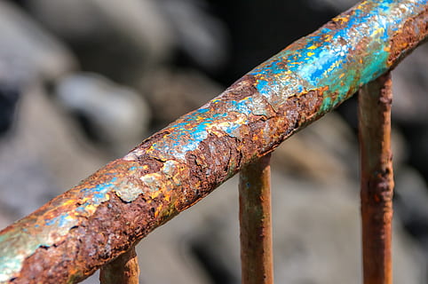arrugginito, ferro, struttura, intemperie, ruggine, metallo, colorato, corroso, decadimento, vecchio, ostacolo, recinto, protezione, barriera, griglia, sicuro, allegato, architettura, concentrarsi sulle conoscenze acquisite, deterioramento, avvicinamento, declino, giorno, nessuno, corri giù, obsoleto, abbandonato, danneggiato, all'aperto, messa a fuoco selettiva, cattiva condizione, natura, strutturato, sicurezza, 4K, CC0, dominio pubblico, privo di copyright