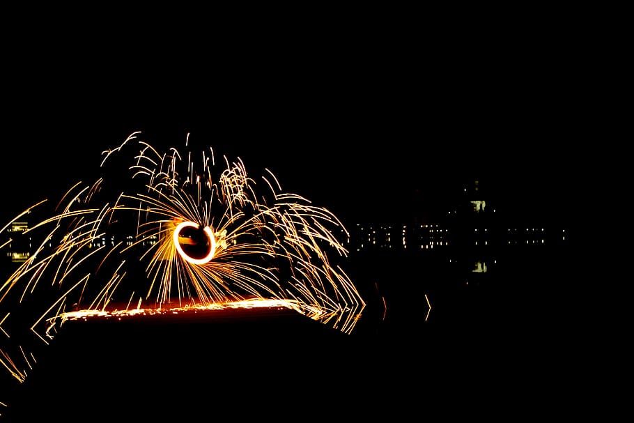 Licht, Explosion, stehlen, wolle, Stahlwolle, Langzeitbelichtung, Langzeitbelichtung Fotografie, lange, Exposition, See, Brücke, Kreis, Dreh, Spinnen, Reflexion, Nacht-, dunkel, brennen, funkelt, warm, beleuchtet, Bewegung, glühend, kopieren sie platz, Bewegungsunschärfe, Himmel, die Architektur, Drahtwolle, Stadt, Natur, Kunst, Kultur und Unterhaltung, gebaute Struktur, draußen, Lichtmalerei, Gebäudehülle, eine Person, Geschwindigkeit, Funken, Feuerwerk, 4K