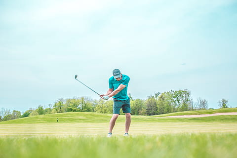 homme jouant au golf, le golf, terrain de golf, herbe, club de golf, Activité de loisir, prendre une photo - sport, sport, green - parcours de golf, couleur verte, activité, Activités du week-end, sportif, plante, une personne, modes de vie, permanent, en jouant, arbre, golfeur, Vêtements décontractés, compétence, 5K, CC0, domaine public, libre de droits