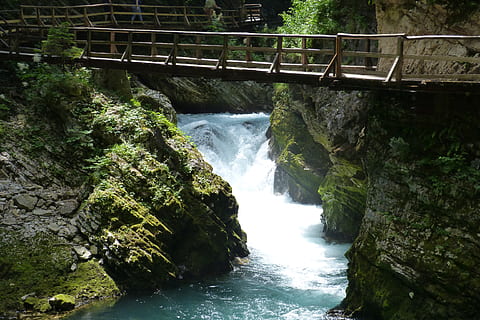 curent, rapid, natură, chei, pod de lemn, vedea, turism, tur, frumos, apă, mişcare, apă curgătoare, expunere lungă, cascadă, scenice - natura, frumusețe în natură, pădure, zi, stâncă, copac, putere în natură, râu, solid, obiect de rocă, plantă, curgere, nici o persoana, în aer liber, 4K, CC0, domeniu public, fără drepturi de autor